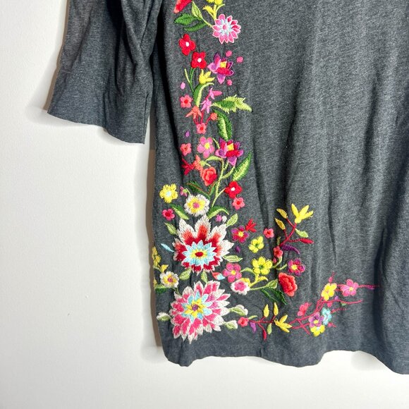 Johnny Was Gray V-Neck Floral Embroidered Jersey Knit Tee Rolled Cuff Sz L - Picture 3 of 5